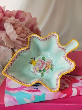 Adams Calyx Ware Leaf Dish